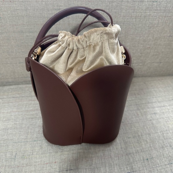 Elegant Brown Bucket Bag - Picture 4 of 6